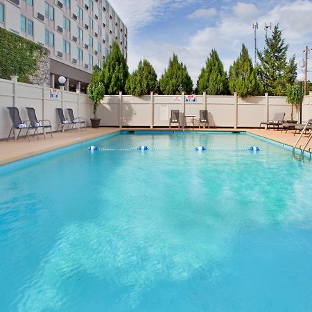 Holiday Inn At The Campus By Ihg Manhattan Exterior photo